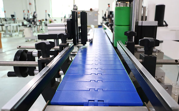 全自動平面貼標機,貼標機設備,貼標機廠家,佼佼者自動化