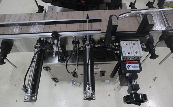 多標頭卷膜貼標機,多標頭貼標機,貼標機廠家