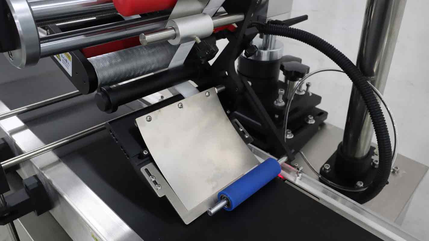 全自動(dòng)平面多標(biāo)貼標(biāo)機(jī),平面多標(biāo)貼標(biāo)機(jī),不干膠貼標(biāo)機(jī)廠家,佼佼者自動(dòng)化