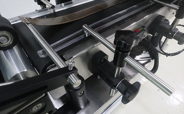 全自動平面貼標(biāo)機(jī),貼標(biāo)機(jī)，全自動不干膠貼標(biāo)機(jī)廠家,佼佼者自動化