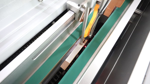 電線對折貼標(biāo)機(jī),貼標(biāo)機(jī)設(shè)備,全自動不干膠貼標(biāo)機(jī)廠家,佼佼者自動化